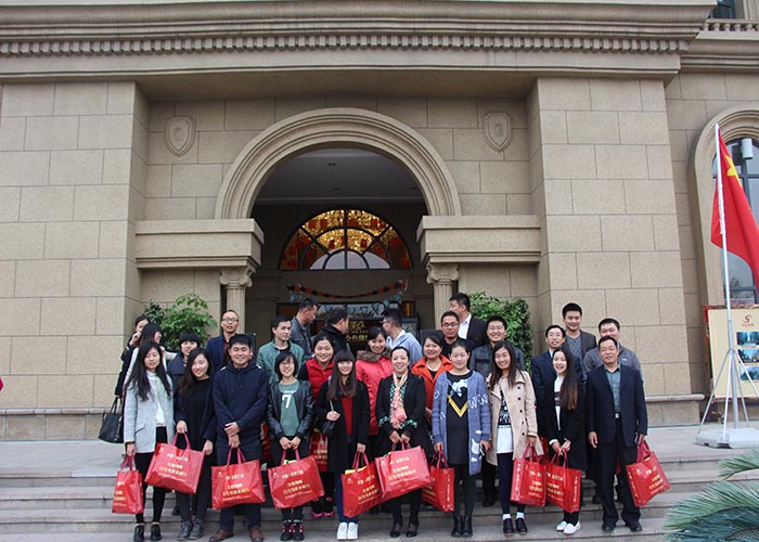 沃爾華集團(tuán)2015上半年度電商總結(jié)表彰大會(huì)圓滿舉行 沃爾華集團(tuán)2015上半年度電商總結(jié)表彰大會(huì)圓滿舉行