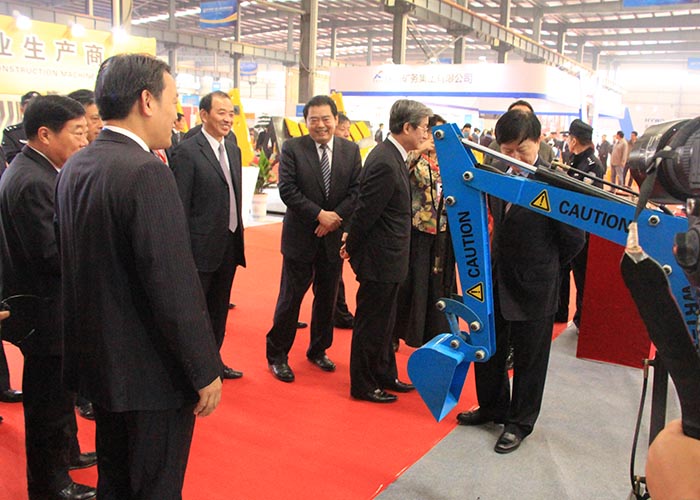 主辦方領(lǐng)導(dǎo)在沃爾華展會(huì)前 主辦方領(lǐng)導(dǎo)在沃爾華展會(huì)前