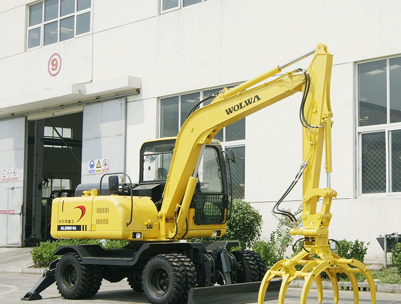 DLS880-9AG 8噸輪式蔗木裝卸機(jī)實(shí)物圖 DLS880-9AG 8噸輪式蔗木裝卸機(jī)實(shí)物圖